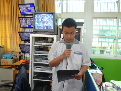 同學透過廣播系統向全校同學介紹閩南語諺語