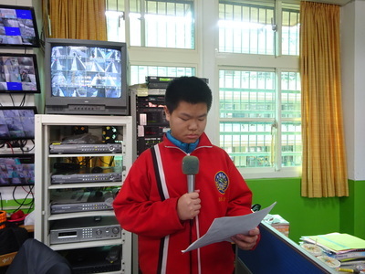 同學透過廣播系統向全校同學介紹客家語諺語