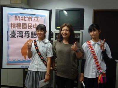 表演同學與指導老師合影