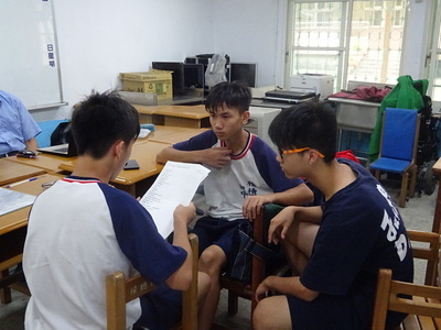 阿美語學生討論台灣母語日演出劇本